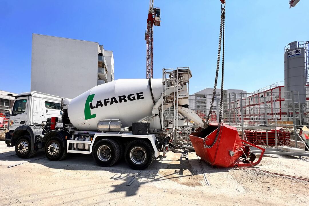Camion Lafarge sur un chantier
