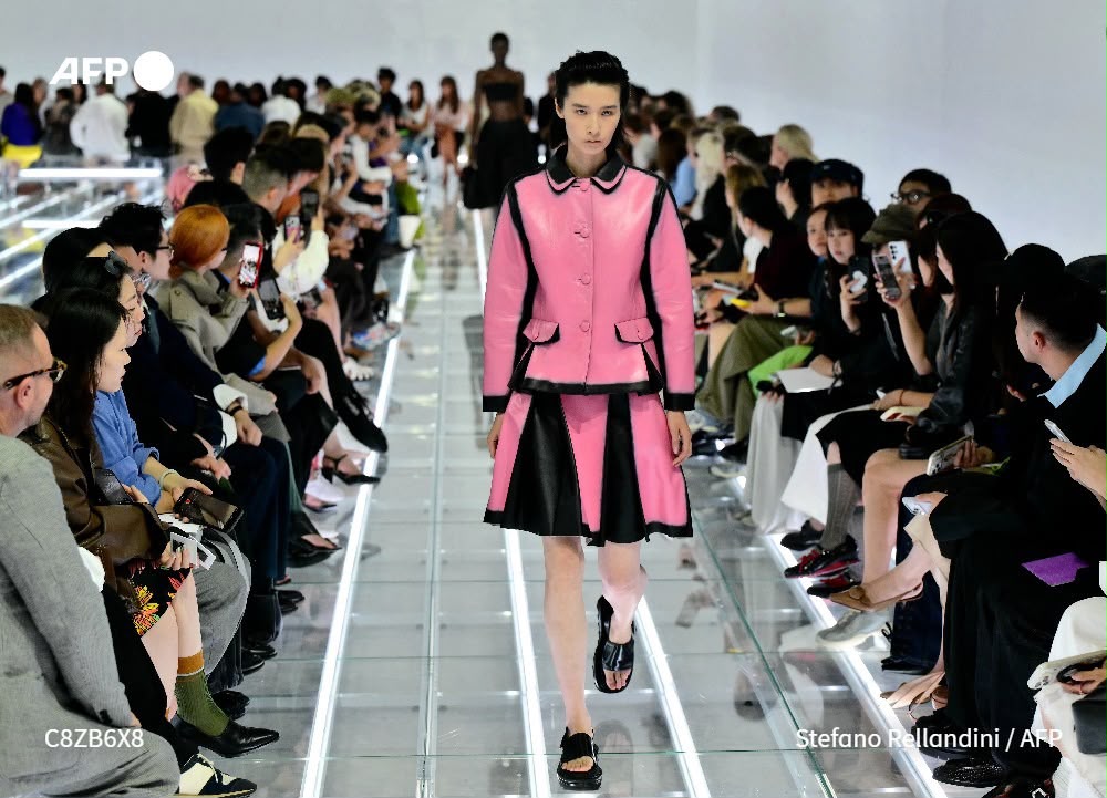 Un modèle du défilé Prada à la Fashion Week de Milan, le 22 septembre 2026 - AFP