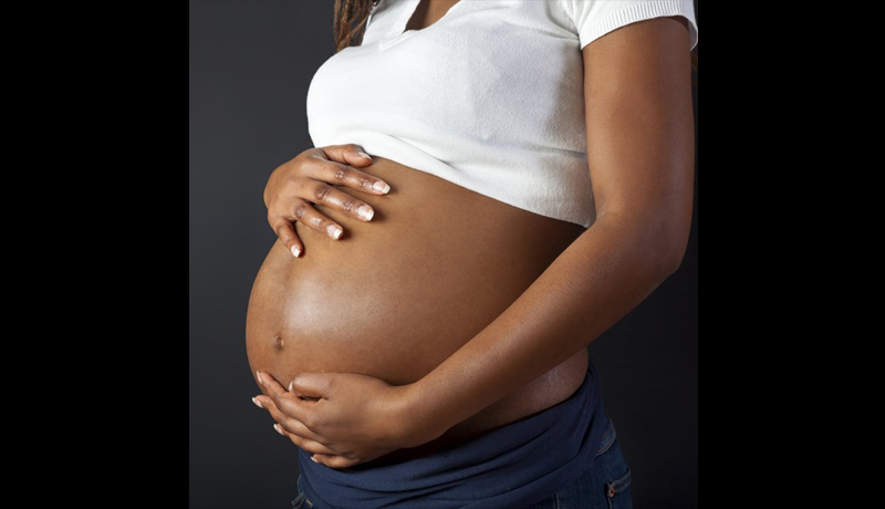 Femme enceinte tenant son ventre