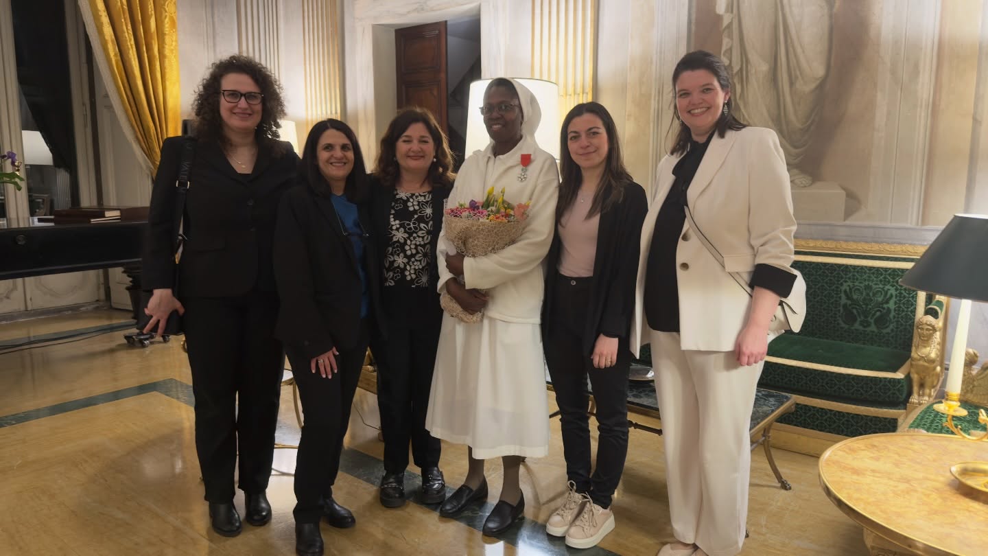 Mary Lembo entourée de plusieurs personnes à Rome