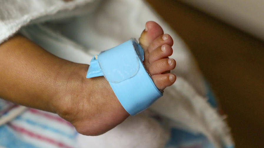Pied d'un nouveau né avec un bracelet d'identification 